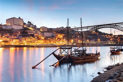 Vista panorámica de Oporto con sus tejados y el río Duero