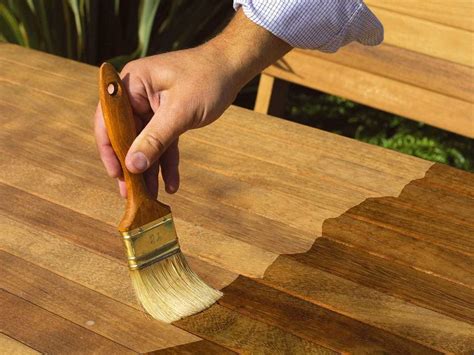 Infografía sobre cómo proteger muebles de madera de la humedad y el polvo en trasteros.