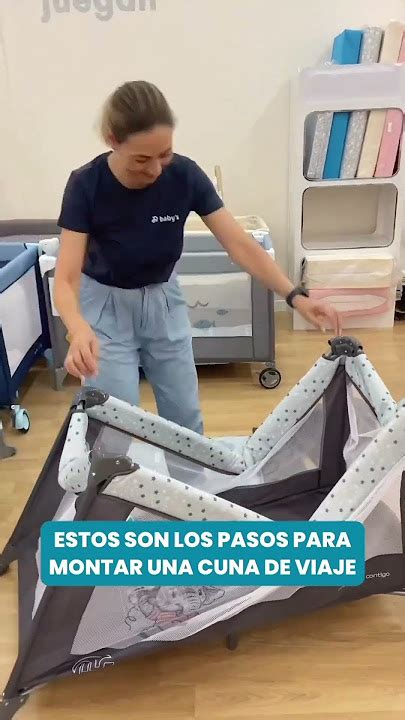 Foto de una cuna de viaje con juguetes colgantes