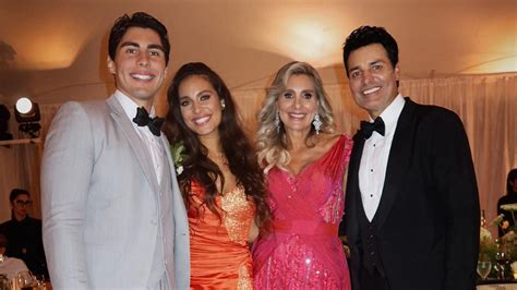 Foto familiar de Chayanne junto a su esposa Marilisa Maronesse y sus dos hijos, Lorenzo e Isadora.