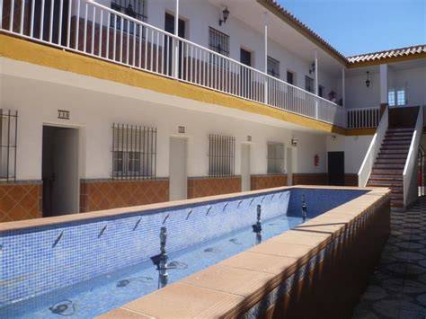 Foto de la piscina y los jardines del Hostal Los Mellizos