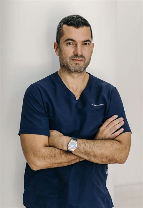 Fotografía profesional del Dr. Jaime Rodríguez de Alarcón, cirujano pediátrico.