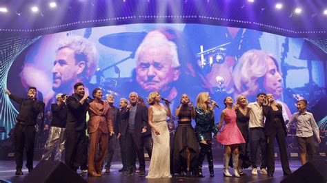 Foto de los artistas invitados en el escenario del Roig Arena durante el homenaje a Nino Bravo