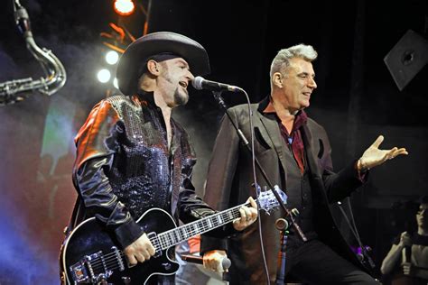 Foto de Carlos Segarra en el escenario, guitarra en mano