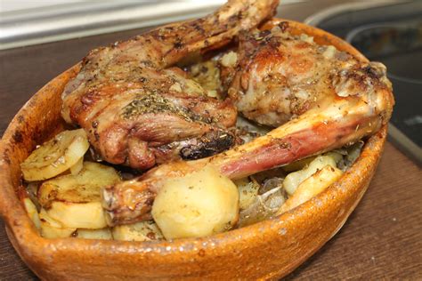 Plato de cabrito asado, jugoso y dorado, listo para ser recalentado
