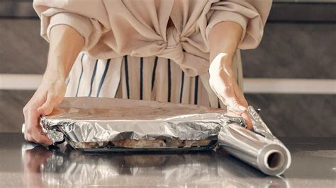 Esquema visual del proceso de recalentamiento de carne en horno con papel de aluminio y líquido