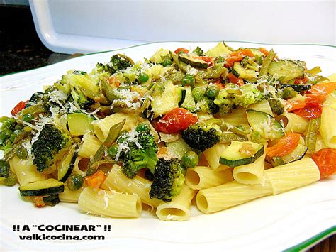 Foto: Plato de pasta con verduras coloridas y queso parmesano