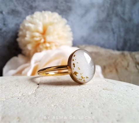 Diseño de un kit de joyas de leche materna con su caja elegante y componentes organizados.