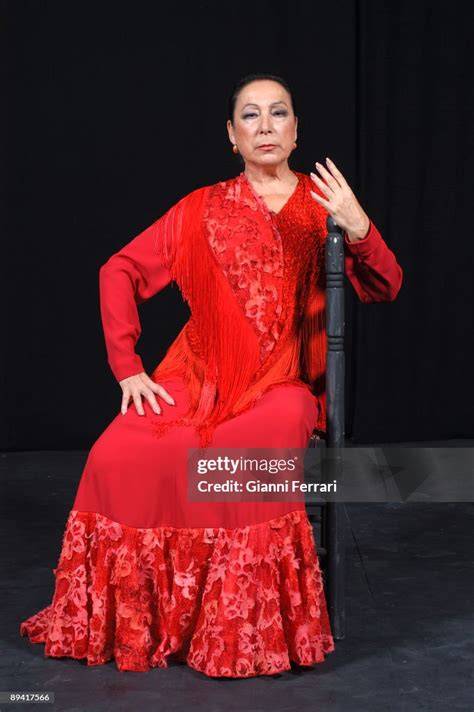 Foto temática de Cristina Hoyos bailando flamenco con bata de cola