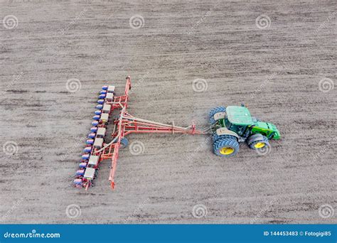 Comparativa visual del impacto en el suelo de un tractor con sembradora tiro frente a una sembradora montada.