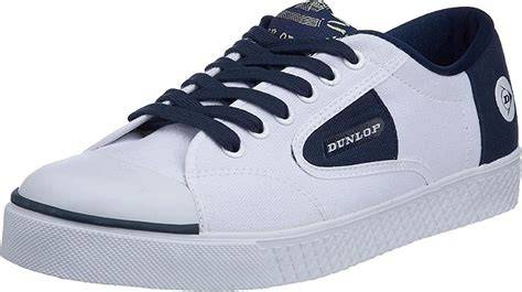 Foto de unas zapatillas Dunlop Navi Flash (genéricas) y juego de llaves variadas
