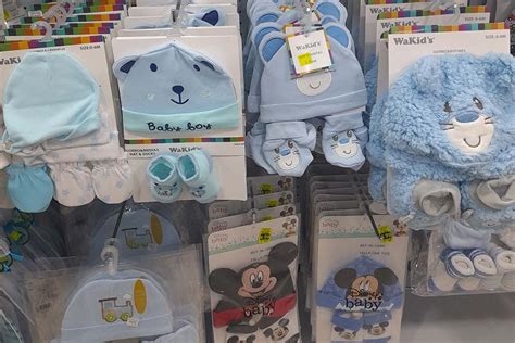 Foto de una selección de accesorios para bebé, incluyendo gorros, calcetines, muselinas y cambiadores de viaje.