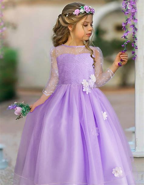 Infografía mostrando diferentes estilos de vestidos para bebés niñas, desde ceremonia hasta casuales.