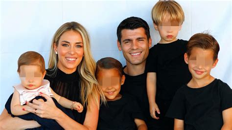 Foto familiar de Álvaro Morata y Alice Campello con sus cuatro hijos sonriendo