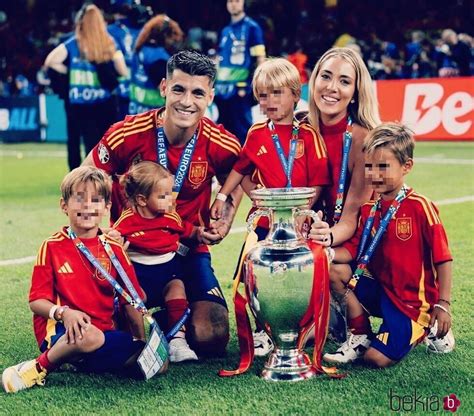 Foto de los cuatro hijos de Morata y Campello con sus uniformes escolares y mochilas