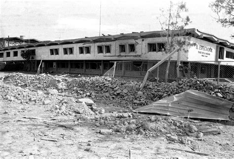 Imagen histórica de la fachada de El Espectador tras el atentado de 1989.