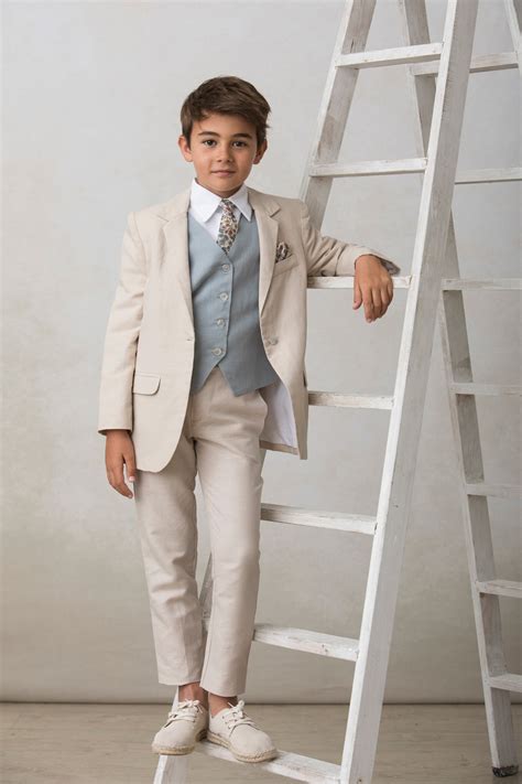 Fotografía de un niño luciendo un traje de comunión con pajarita y otro con corbata para comparar estilos.