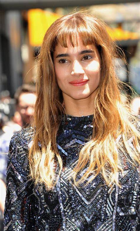 Retrato profesional de Sofia Boutella en un evento cinematográfico de alto perfil.