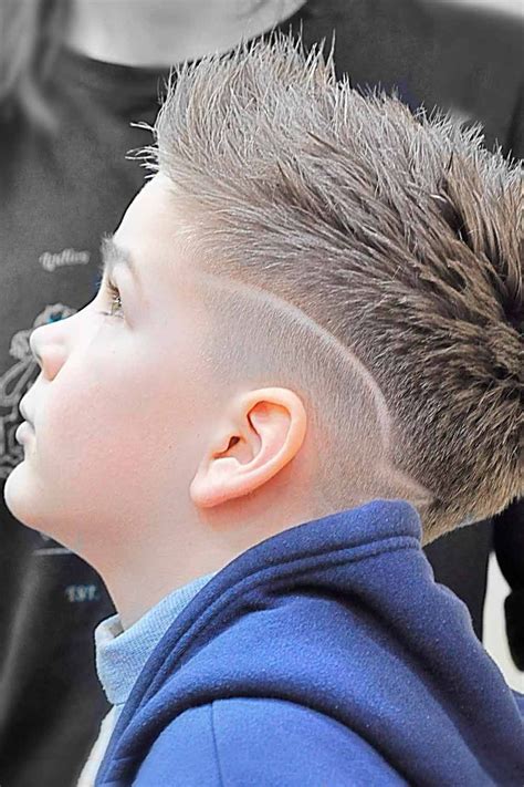niño con corte de pelo mohawk moderno