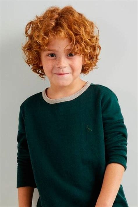 niño con rizos desenfadados
