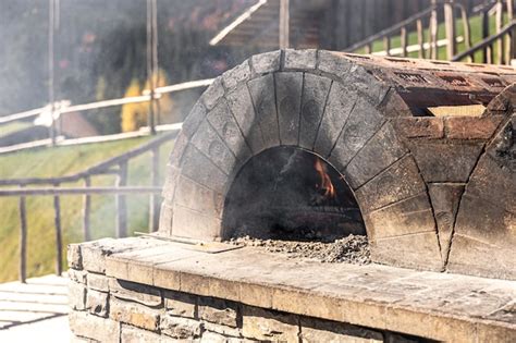 Esquema visual del proceso de asado en horno de leña tradicional castellano.