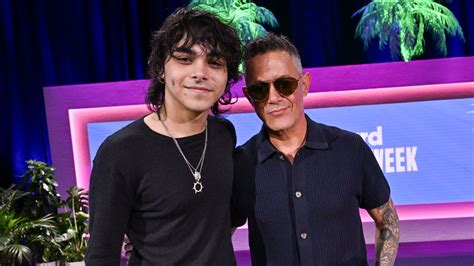 Fotografía de archivo que muestra la complicidad entre Alejandro Sanz y su hijo Alexander durante una presentación musical en directo.