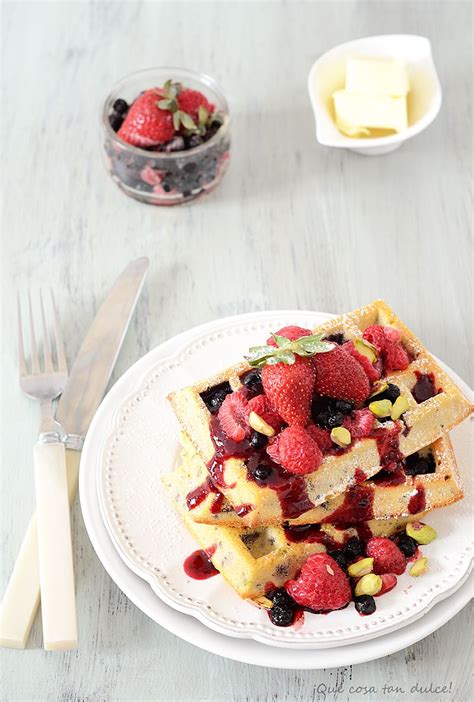 Gofres integrales con frutas del bosque y yogur