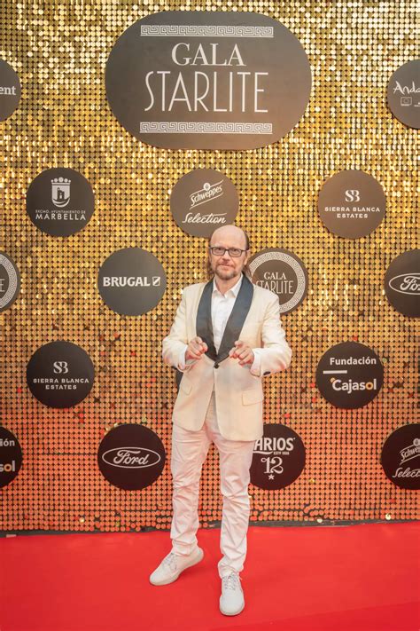 Raúl Sender posando en el photocall de la Gala Starlite junto a una imagen de David Bisbal