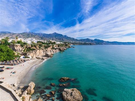 Ilustración de una playa en Calahonda, Málaga, al atardecer