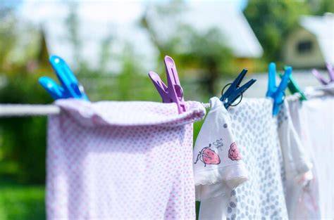 Ropa de bebé secándose en una secadora hipoalergénica