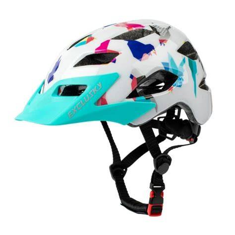 Casco de bicicleta infantil de colores brillantes y guantes pequeños, listos para la seguridad.