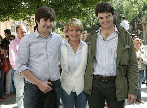 Foto familiar de Esperanza Aguirre con sus hijos y nietos
