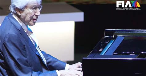 Retrato profesional de Manuel Alejandro en un entorno elegante con un piano de cola al fondo