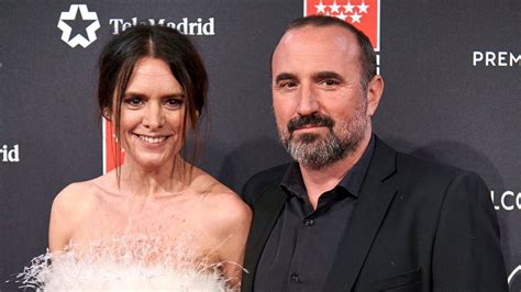 Eva Santolaria y Pau Freixas posando juntos en un evento