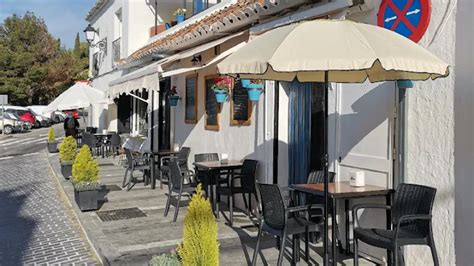 Vista panorámica del encanto rústico del Restaurante Bar El Niño en Mijas Pueblo