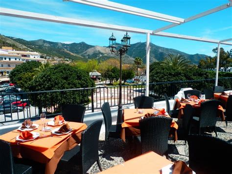 Fotografía de la terraza del restaurante con vistas al pueblo de Mijas