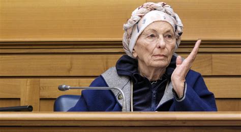 Retrato de Emma Bonino en su despacho en Roma, destacando su labor política y compromiso social.
