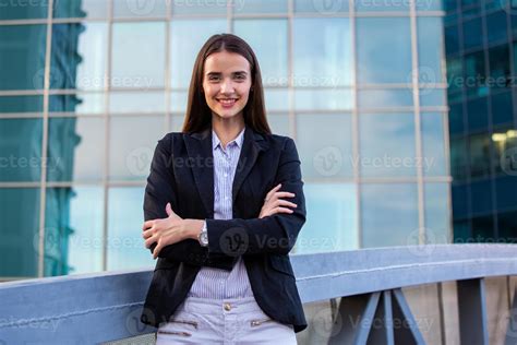 Foto de una mujer ejecutiva sonriente en un entorno de oficina moderna