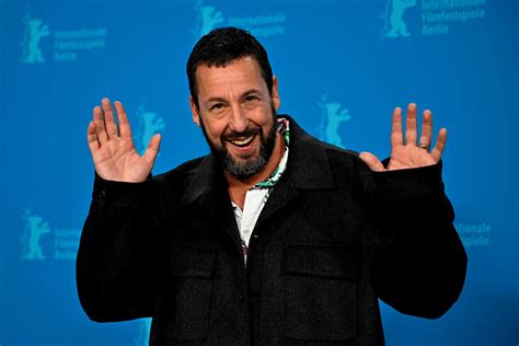 Retrato de Adam Sandler sonriendo