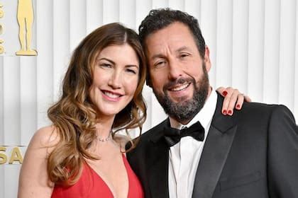 Foto de Adam Sandler con su esposa e hijas