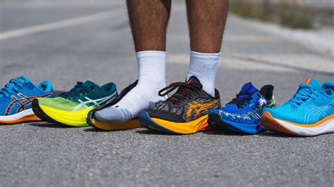 Infografía comparativa: ASICS Jolt 4 frente a la media de zapatillas de running en peso, amortiguación y retorno de energía.