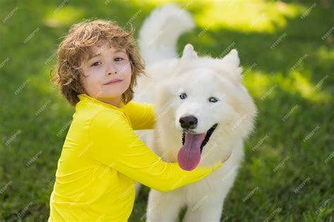 niño abrazando a un perro con una sonrisa