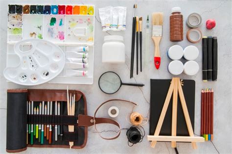 Maletín de arte abierto mostrando todos los materiales artísticos perfectamente organizados