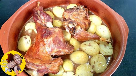 Cabrito asado en cazuela de barro en horno de leña