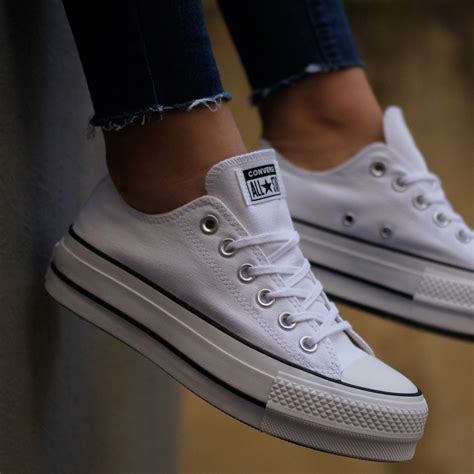 Fotografía de alta calidad de unas zapatillas Converse blancas clásicas de perfil