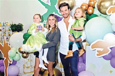 Foto familiar de Brandon Peniche, Kristal Cid y sus hijos Alessia y Bosco anunciando el tercer embarazo con un mameluco blanco