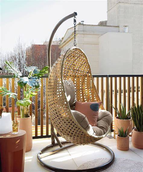 Terraza de restaurante con columpios y tobogán en un jardín