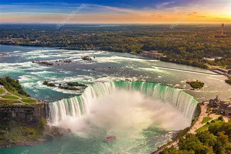 Foto panorámica de las Cataratas del Niágara en Canadá.
