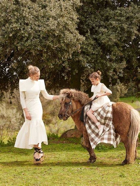 Foto de la colección IQ x Amaia Arrieta con niños luciendo los diseños.
