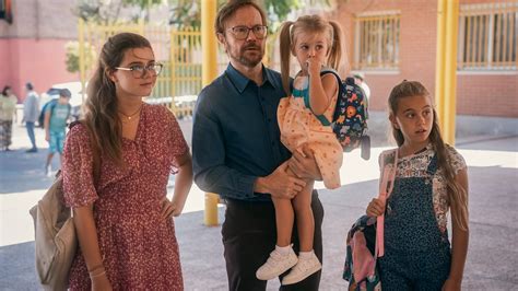 Fotografía del elenco principal de la película junto a Santiago Segura en el set de rodaje